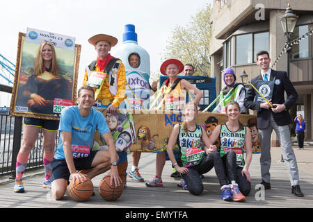 Londra, Regno Unito. Il 24 aprile 2015. I corridori che sarà il tentativo di un Guinness World Record durante il 2015 denaro Virgin London Marathon. Credito: Nick Savage/Alamy Live News Foto Stock