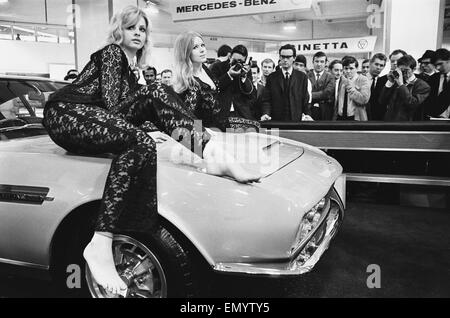 Modelli drapped oltre il cofano di una Aston Martin DBS V8 al 1969 Motor Show 1 Giugno 1969 Foto Stock