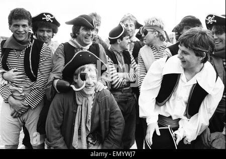 Bristol Rovers Calcio i membri del team vestito come pirati con il loro manager Bobby Gould all inizio della loro le celebrazioni del centenario. Il 6 aprile 1983. Foto Stock