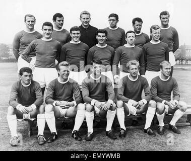 Il Manchester United combattuto il loro modo torna a Wembley per un 3-1trionfo su Leicester City in finale di FA Cup. Qui i rossi prima squadra line up per la telecamera fila posteriore sinistra a reight : maurice Setter, Jimmy Nicholson, David Gaskell, Shay Brennan, Ma Foto Stock