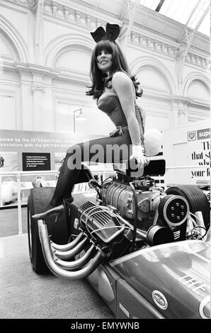 Modello drapped su un hot rod dragster auto al Motor Show di Horticultural Hall 2 gennaio 1968. Foto Stock