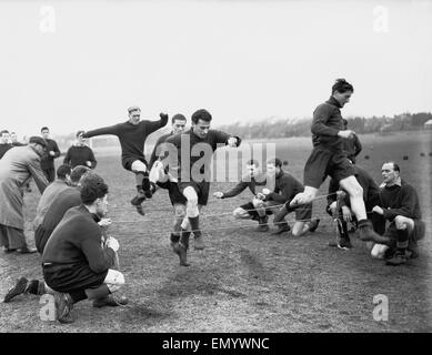 Membri del Bristol Rovers Calcio raffigurato nella prima della formazione di FA Cup match contro Chelsea. Il 26 gennaio 1955. Foto Stock