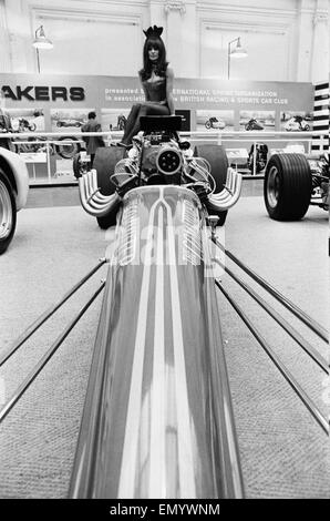 Modello drapped su un hot rod dragster auto al Motor Show di Horticultural Hall 2 gennaio 1968. Foto Stock