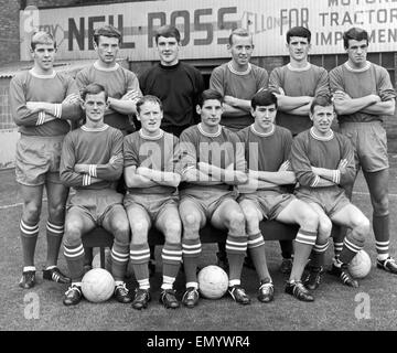 FC Abderdeen posare per un pre stagione fotografia di gruppo 1966 - 1967. Essi sono fila posteriore sinistra a destra: Jimmy Whyte, McMillan, Clark, Pedersen, Ernie Winchester e David Smith. Bancata anteriore: poco, Melrose, Andy Shewan, J Smith e Wilson. Agosto 1966. Foto Stock