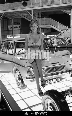 Modello drapped oltre un camoscio Rootes auto al British International Motor Show di Londra xx ottobre 1964. Foto Stock