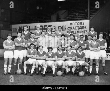 FC Abderdeen posare per un pre stagione fotografia di gruppo 1962 -1963. Essi sono fila posteriore sinistra a destra: Willie Allan, Ken Ronaldson, Bobby Cummings, Tommy Morrison, Billy poco, Ian Burns e David Smith. Fila centrale: Lewis Thom, Ernie Winchester, Jimmy Whyte, D Foto Stock