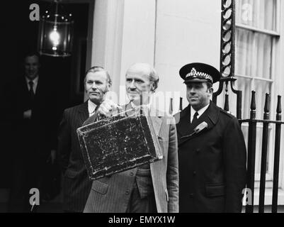 Il cancelliere dello scacchiere Antonio Barbiere trattiene il suo bilancio in rosso scatola come egli lascia il numero 11 di Downing Street per la House of Commons. Il 6 marzo 1973. Foto Stock