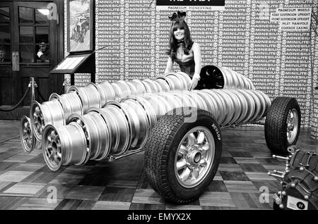 Modello drapped su auto realizzato dalle ruote al Motor Show di Horticultural Hall 2 gennaio 1968. Foto Stock