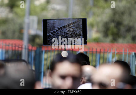 Gerusalemme, Gerusalemme, Territorio palestinese. 24 apr, 2015. Gli Armeni di dimostrare di fronte al consolato turco per commemorare il centenario del 1915 genocidio armeno, in Gerusalemme, 24 Aprile, 2015. Gli storici stimano fino a un milione e mezzo di armeni furono uccisi dai Turchi Ottomani intorno al tempo della guerra mondiale I, un evento ampiamente considerato dal genocidio studiosi come il primo genocidio del XX secolo. La Turchia, tuttavia, nega i morti costituito un genocidio, dicendo che il pedaggio è stato gonfiato e che le vittime erano le vittime della guerra civile e di disordini (credito Immagine: © Saeb Awad/immagini APA Foto Stock