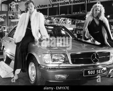 Due modelli stesa sul cofano motore della nuova Mercedes 500 sec al 1982 Motor Show. Il 19 ottobre 1982 Foto Stock