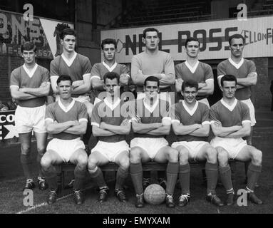 FC Abderdeen posare per un pre stagione fotografia di gruppo 1961 -1962. Essi sono fila posteriore sinistra a destra: Ian Burns, Doug Coutts, Doug Fraser, John Tubby, Ogston, Andy Cadenhead e Hugh Baird. Bancata anteriore: Bobby Cummings, Billy poco, capitano Jimmy Hogg, Charlie C Foto Stock