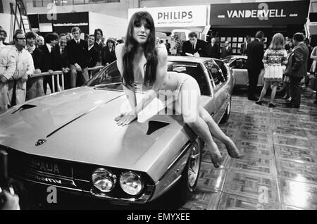 Modello drapped su un motore Espaua auto al Motor Show di circa 1969. Foto Stock