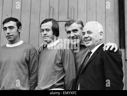 Membri del Bristol Rovers Calcio con il team manager Bill Dodgin nel loro team spogliatoio. Il 16 novembre 1970. Foto Stock