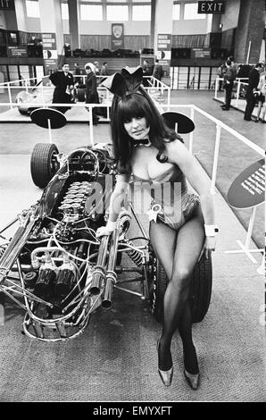 Modello drapped su un hot rod dragster auto al Motor Show di Horticultural Hall 2 gennaio 1968. Foto Stock