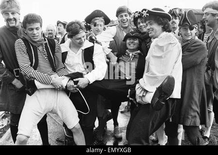 Bristol Rovers Calcio i membri del team vestito come pirati portano il loro manager Bobby Gould all inizio della loro le celebrazioni del centenario. Il 6 aprile 1983. Foto Stock