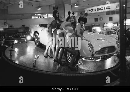 Conigliette drapped oltre una Aston Martin Volante auto al British International Motor Show di Londra il 19 ottobre 1965. Foto Stock