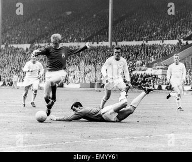 Finale di FA Cup 1963 Manchester United v Leicester City. Denis legge batte Gordon banche Il Leicester portiere di solo di strozzatura e perdere un obiettivo aperto durante la finale di FA Cup a Wembley 25 Maggio 1963 Foto Stock