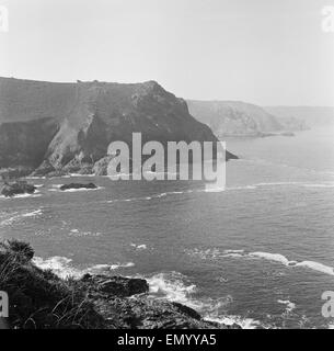 Le Col De La Roque, sulla costa nord dell'isola di Jersey, guardando ad ovest dal diavolo il foro. Settembre 1965. Foto Stock