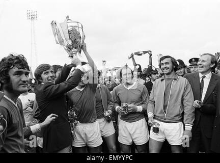 Watney Mann Cup match al Eastville Stadium. Bristol Rovers v Sheffield Regno. Il Bristol Rovers team festeggia con l'invito Watney trophty dopo la loro vittoria sulle sanzioni. Il 6 agosto 1972. Foto Stock