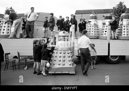 Autocarro carico di Daleks sono pronti per essere trasportati al Cannes Film Festival via Dover, dove essi saranno utilizzati per promuovere nuovi film 'Dr chi e il Daleks', raffigurato a Shepperton Studios cinematografici 17 maggio 1965. *** Caption locale *** Dr Who Foto Stock