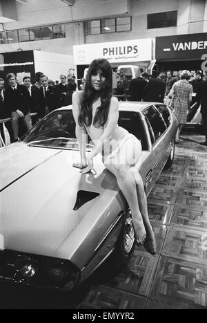 Modello drapped su Automobile al 1969 Motor Show 1 Giugno 1969 Foto Stock