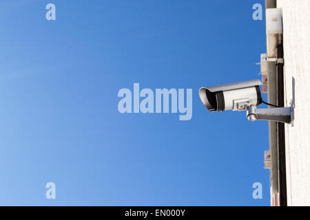 Una telecamera TVCC attaccato ad una zona residenziale di parete di alloggiamento Foto Stock