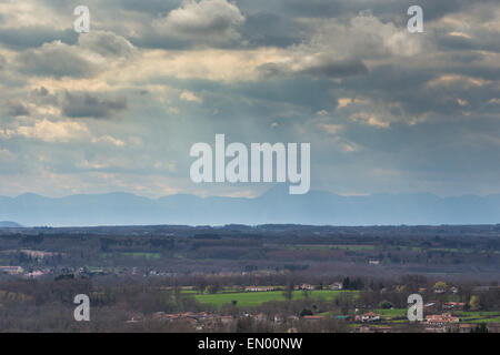 Vista dalla città di Thiers in Francia verso il messo de Dome colline vulcaniche. Foto Stock