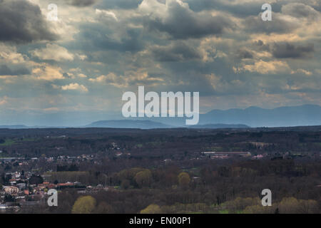 Vista dalla città di Thiers in Francia verso il messo de Dome colline vulcaniche. Foto Stock