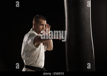 Il Karate kick in un sacco da boxe Foto Stock