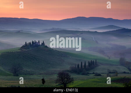 Podere Belvedere e la campagna toscana all'alba, San Quirico d'Orcia, Toscana, Italia