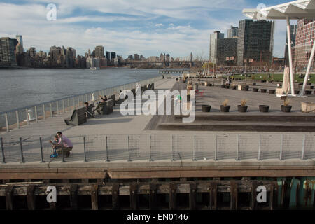 Cacciatori Ferry Dock e park nel Queens di fronte a Manhattan, New York Foto Stock