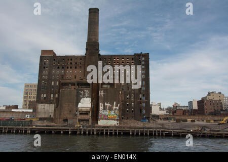 Il Domino fabbrica di zucchero di demolizione come visto dalla East River Ferry 15 Aprile 2015 Foto Stock