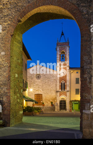 Twilight su Chiesa San Francesco, San Quirico d'Orcia, Toscana, Italia Foto Stock