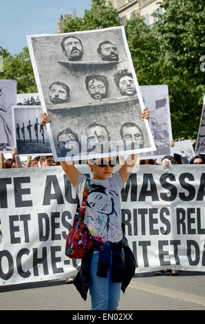 Marseille, Francia. 24 apr, 2015. Centenario del genocidio del popolo armeno. Fino al 6000 gli armeni di dimostrare a Marsiglia, in Francia, in commemorazione del centesimo anniversario del genocidio armeno. Credito: Chris Hellier/Alamy Live News Foto Stock