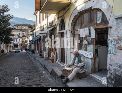 Un muratore di pietra del negozio nel bazar del distretto di Argirocastro nell'Albania meridionale. Foto Stock