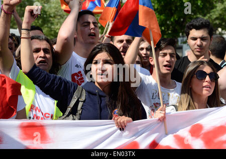 Marseille, Francia. 24 apr, 2015. Centenario del genocidio del popolo armeno. Fino al 6000 gli armeni di dimostrare a Marsiglia, in Francia, in commemorazione del centesimo anniversario del genocidio armeno. Credito: Chris Hellier/Alamy Live News Foto Stock