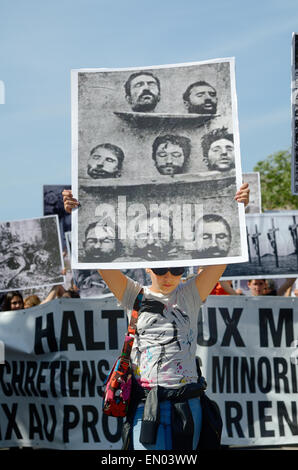 Marseille, Francia. 24 apr, 2015. Centenario del genocidio del popolo armeno. Fino al 6000 gli armeni di dimostrare a Marsiglia, in Francia, in commemorazione del centesimo anniversario del genocidio armeno. Credito: Chris Hellier/Alamy Live News Foto Stock