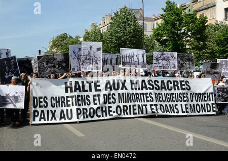 Marseille, Francia. 24 apr, 2015. Centenario del genocidio del popolo armeno. Fino al 6000 gli armeni di dimostrare a Marsiglia, in Francia, in commemorazione del centesimo anniversario del genocidio armeno. Credito: Chris Hellier/Alamy Live News Foto Stock