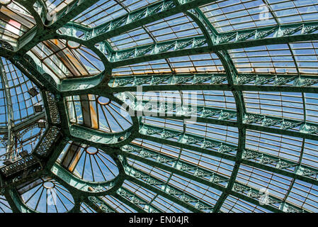 Dettaglio delle decorazioni del ferro battuto travi reticolari del Jardin d'hiver / Giardino invernale presso le Serre Reali di Laeken in stile Liberty Foto Stock