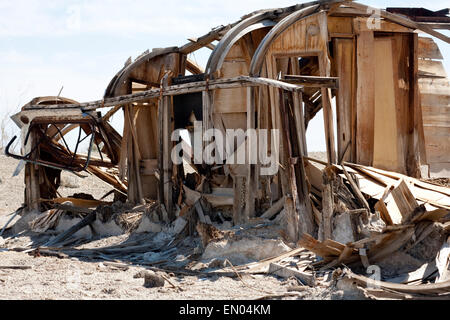 Un rimorchio abbandonato casa sulla spiaggia di Bombay, un quasi deserte città sulla costa del Salton Sea, California. Foto Stock