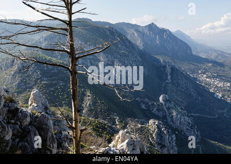 Il Kyrenia Mountain Range da St Hilarion Castello, vicino (Girne Kyrenia), la parte settentrionale di Cipro Foto Stock