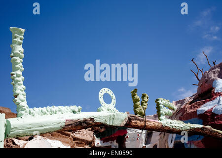 Leonard Knight dipinte di un uomo di montagna e lo ha chiamato la salvezza della montagna. La funzione è disattivata la griglia bramma città vicino Niland California Foto Stock