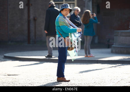 L'Aia, Paesi Bassi. 23 apr, 2015. I turisti provenienti dal Giappone sono visibili sul 'Binnenhof' la piazza vecchia all'interno di edifici parliamenary all'Aia. Giovedì. Credito: Willem Arriens/Alamy Live News Foto Stock