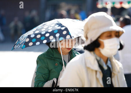 L'Aia, Paesi Bassi. 23 apr, 2015. I turisti provenienti dal Giappone sono visibili sul 'Binnenhof' la piazza vecchia all'interno di edifici parliamenary all'Aia. Giovedì. Credito: Willem Arriens/Alamy Live News Foto Stock