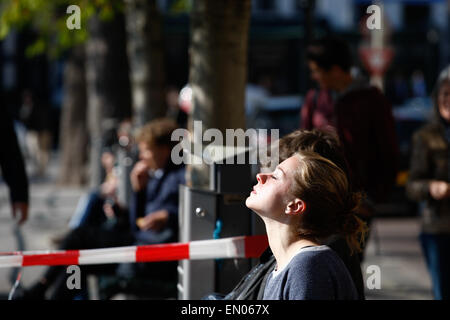 L'Aia, Paesi Bassi. 23 apr, 2015. Le persone sono considerate di crogiolarvi al sole all'Aia. Questo anno ha visto registrare gli importi di sole ore rispetto agli anni precedenti. Credito: Willem Arriens/Alamy Live News Foto Stock