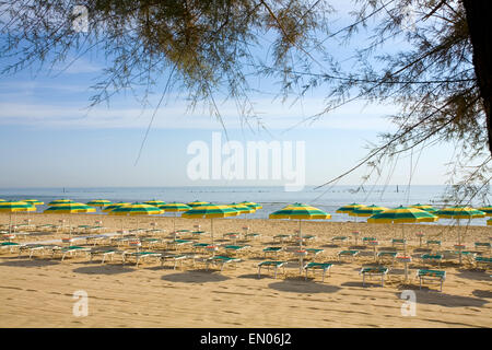 La mattina presto a Marotta Di Fano spiaggia sulla Riviera Adriatica, Provenza di Pesaro e Urbino nella regione Marche, Italia Foto Stock