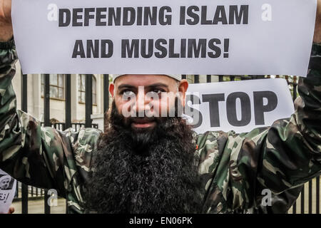Londra, Regno Unito. 24 Aprile, 2015. Immagini di file: Abu islamista Haleema visto qui in Aprile 2014 nel corso di una protesta islamista al di fuori di Regent's Park moschea ha passaporto sequestrate dalla polizia britannica durante la mattina con un contro-terrorismo credito raid: Guy Corbishley/Alamy Live News Foto Stock