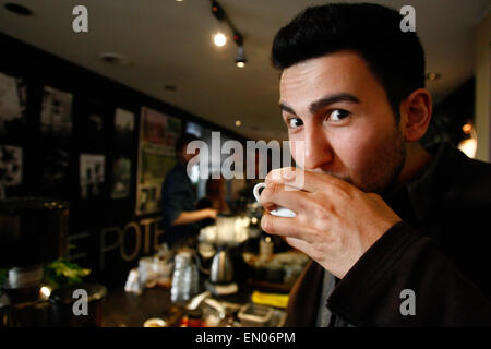 L'Aia, Paesi Bassi. 23 apr, 2015. Un giovane uomo è visto la preparazione di un caffè espresso in un bar nel centro di Hague. Credito: Willem Arriens/Alamy Live News Foto Stock