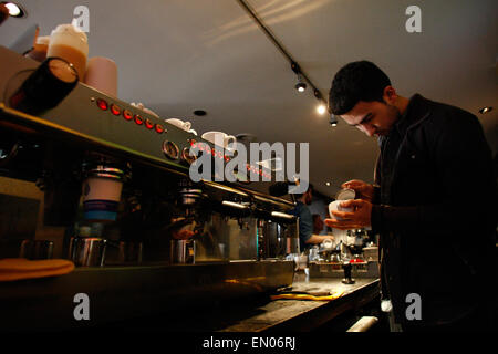 L'Aia, Paesi Bassi. 23 apr, 2015. Un giovane uomo è visto la preparazione di un caffè espresso in un bar nel centro di Hague. Credito: Willem Arriens/Alamy Live News Foto Stock