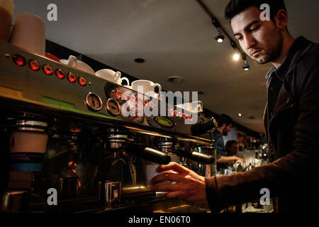 L'Aia, Paesi Bassi. 23 apr, 2015. Un giovane uomo è visto la preparazione di un caffè espresso in un bar nel centro di Hague. Credito: Willem Arriens/Alamy Live News Foto Stock